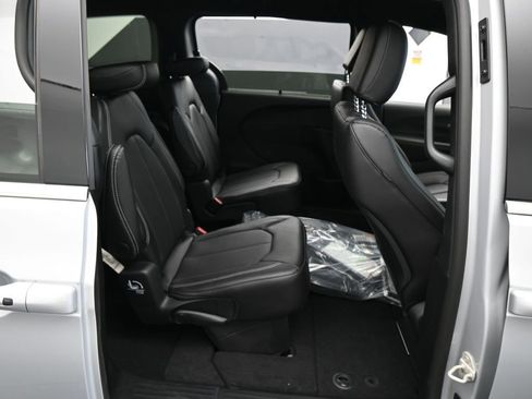 New 2026 Chrysler Pacifica Select image 34