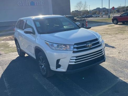 Used 2019 Toyota Highlander LE image 6