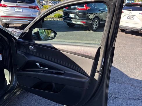 Used 2025 Hyundai Elantra Limited FWD image 46