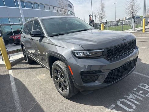 Used 2025 Jeep Grand Cherokee Altitude image 3