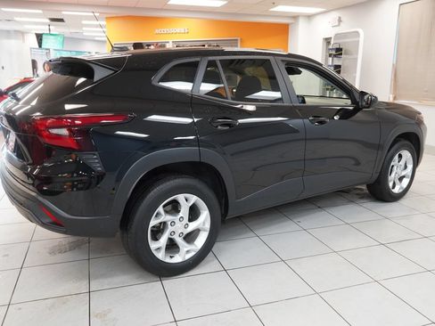 Used 2024 Chevrolet Trax LS w/ LS Convenience Package FWD image 11