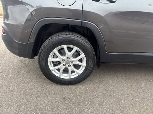 Used 2016 Jeep Cherokee Latitude w/ Cold Weather Group image 28