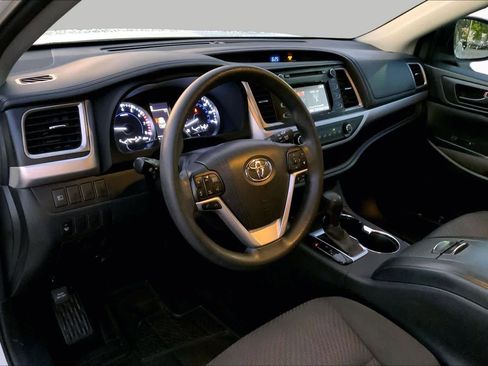 Used 2017 Toyota Highlander LE FWD image 17