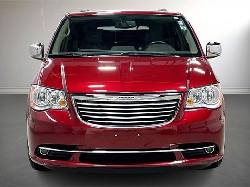 Used 2016 Chrysler Town & Country Touring-L image 2