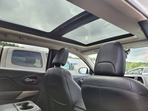 Used 2018 Jeep Cherokee Limited FWD image 8