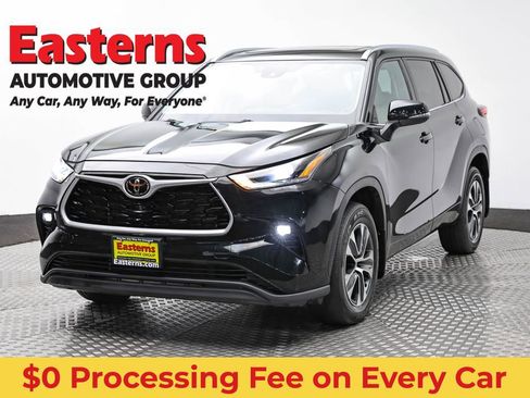 Used 2021 Toyota Highlander XLE AWD/4WD image 1