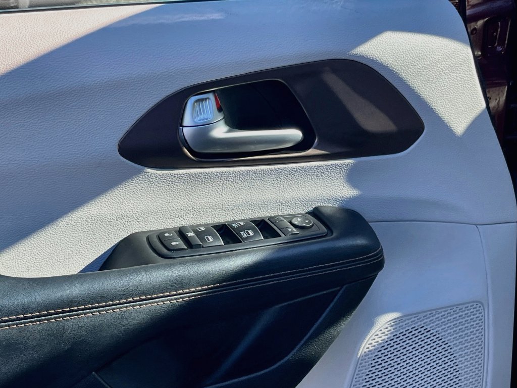 Used 2018 Chrysler Pacifica Touring-L w/ Advanced Safetytec Group FWD image 17