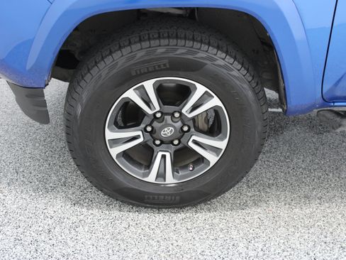 Used 2017 Toyota Tacoma TRD Sport w/ Tow Package RWD image 12