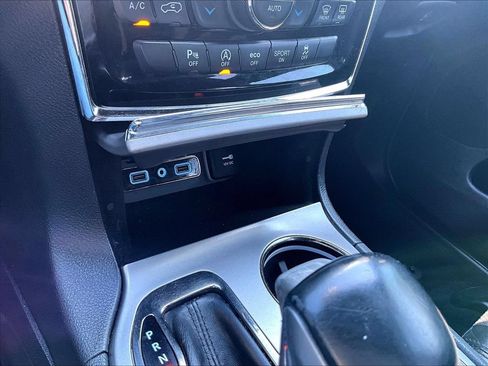 Used 2020 Jeep Grand Cherokee Altitude AWD/4WD image 32
