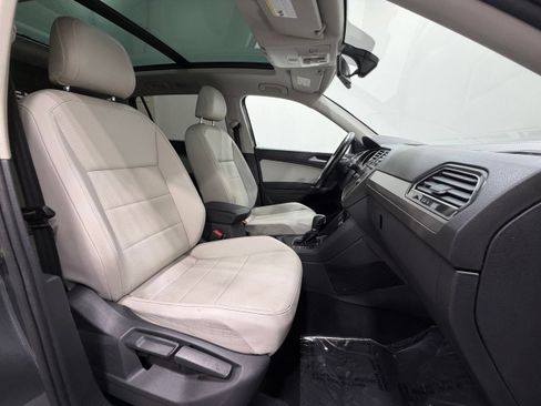 Used 2018 Volkswagen Tiguan SEL FWD image 25