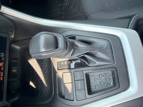 Used 2021 Toyota RAV4 LE FWD image 8