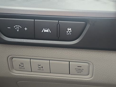 Used 2023 Kia Carnival LX FWD image 24