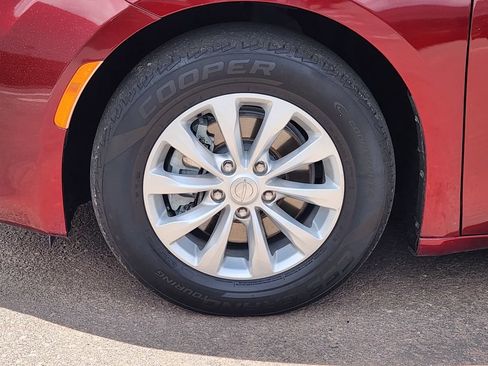 Used 2017 Chrysler Pacifica Touring w/ Tire & Wheel Group FWD image 10