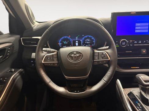 Used 2024 Toyota Highlander Platinum AWD/4WD image 13
