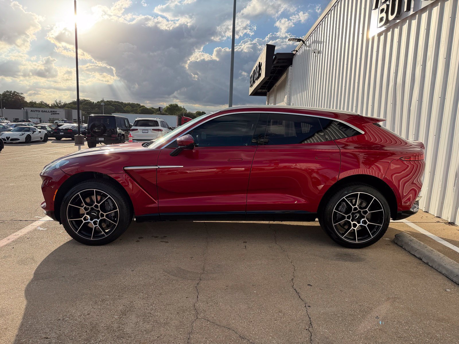 Used 2021 Aston Martin DBX AWD/4WD image 3