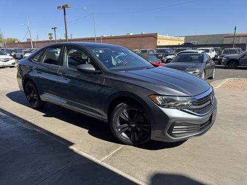 Used 2022 Volkswagen Jetta SE w/ Panoramic Sunroof Package image 6