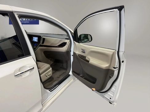 Used 2018 Toyota Sienna XLE w/ XLE Navigation Package FWD image 31