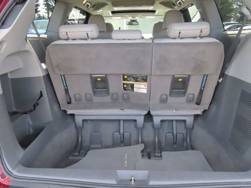 Used 2018 Toyota Sienna XLE Premium w/ Carpet Mat Package image 41