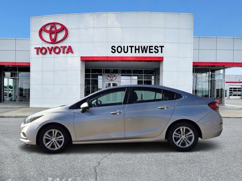 Used 2017 Chevrolet Cruze LT image 3