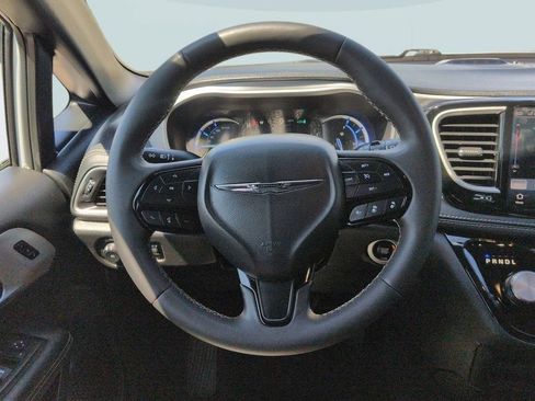Used 2024 Chrysler Pacifica Limited FWD image 13