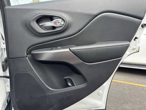 Used 2019 Jeep Cherokee Latitude Plus w/ Cold Weather Group image 34