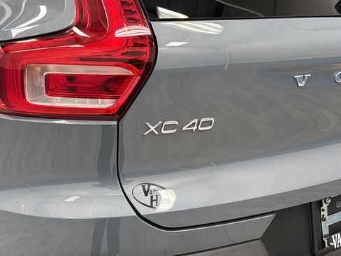 Used 2023 Volvo XC40 B5 Plus AWD/4WD image 38