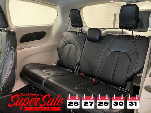Used 2024 Chrysler Pacifica Touring-L image 14