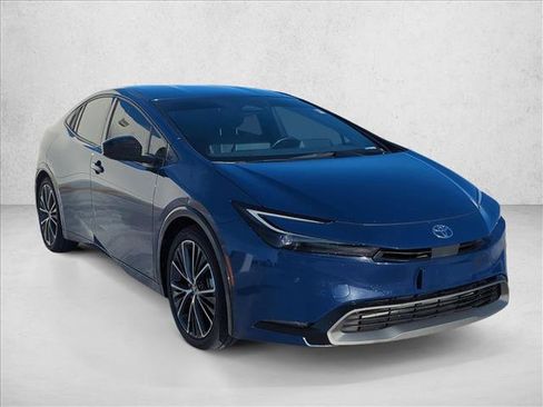 Used 2024 Toyota Prius XLE FWD image 3