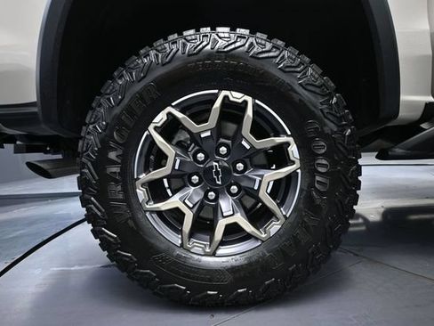 Used 2026 Chevrolet Colorado ZR2 w/ Technology Package AWD/4WD image 14