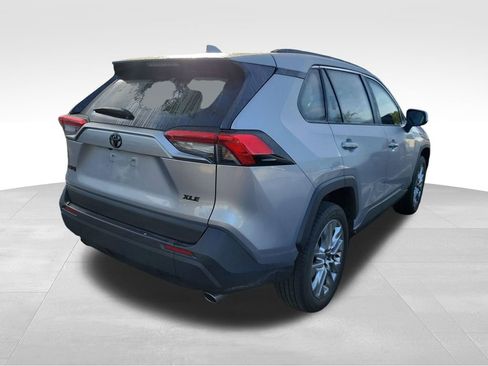 Used 2022 Toyota RAV4 XLE Premium image 13
