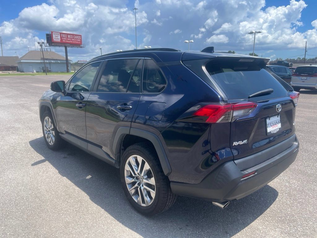 Used 2019 Toyota RAV4 XLE Premium FWD image 5