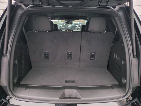 Used 2024 GMC Yukon SLT w/ SLT Luxury Package image 13