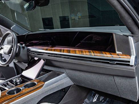 Used 2025 Cadillac Escalade Sport Platinum image 18