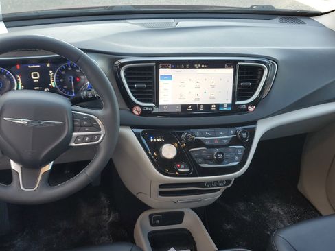 Used 2024 Chrysler Pacifica Touring-L image 17