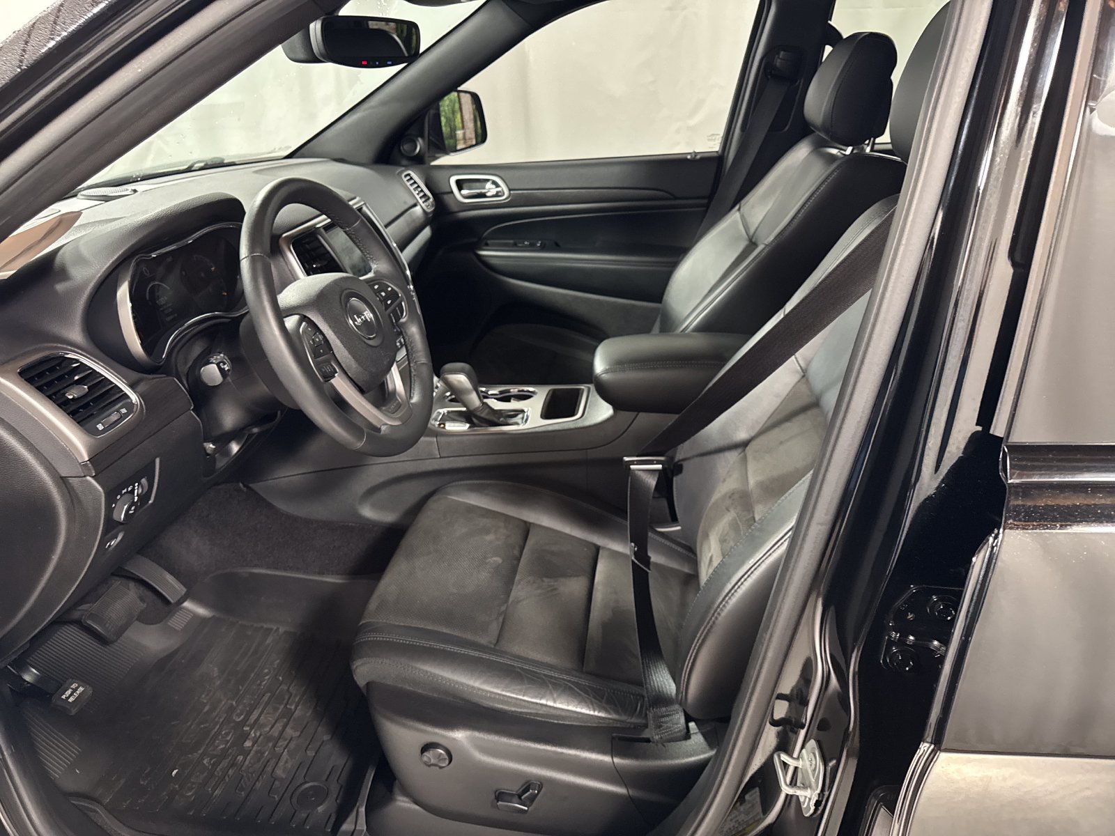 Used 2018 Jeep Grand Cherokee Altitude AWD/4WD image 3