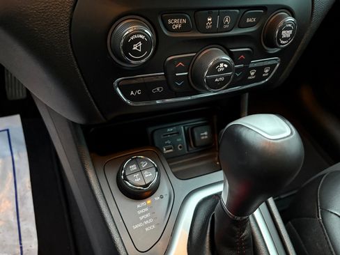 Used 2018 Jeep Cherokee Trailhawk image 29