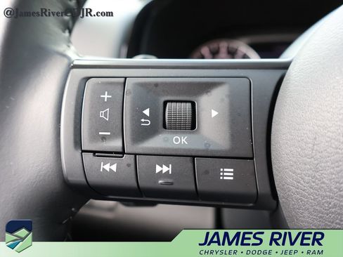 Used 2025 Nissan Pathfinder SV FWD image 27