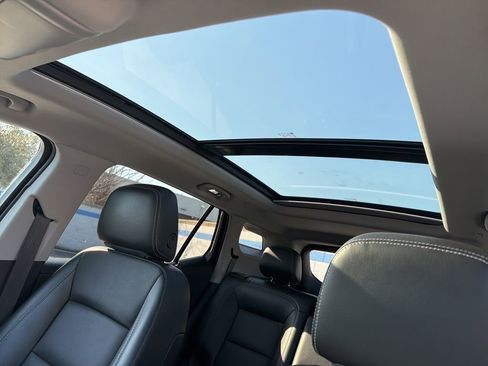 Used 2023 GMC Terrain SLT w/ Tech Package image 11