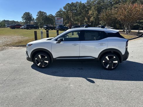 New 2026 Nissan Kicks SR image 8