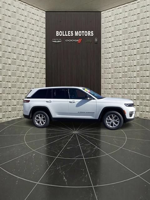 Used 2023 Jeep Grand Cherokee Limited AWD/4WD image 3