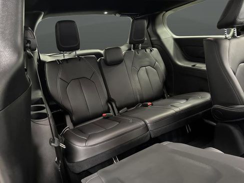 Used 2024 Chrysler Pacifica Select image 31