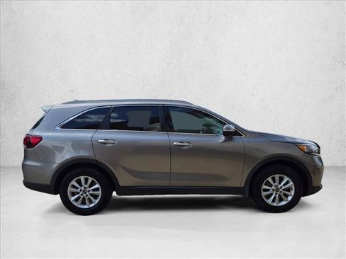 Used 2019 Kia Sorento FWD w/ LX Convenience Package image 4