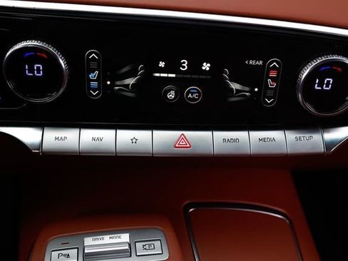 Used 2022 Genesis GV70 2.5T w/ Advanced Package image 39