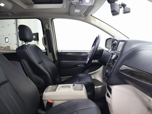 Used 2016 Chrysler Town & Country Touring-L image 21