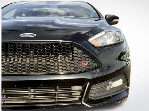 Used 2018 Ford Focus ST FWD image 3