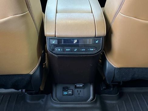 Used 2022 Toyota Highlander Platinum image 17