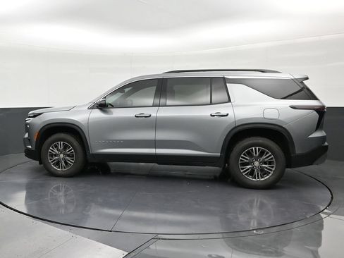 Used 2026 Chevrolet Traverse LT FWD image 2