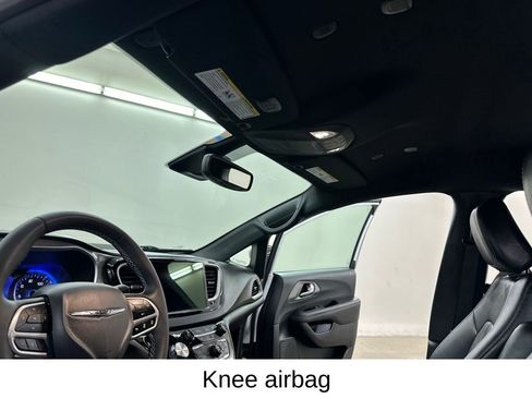 Used 2025 Chrysler Pacifica Select FWD image 30
