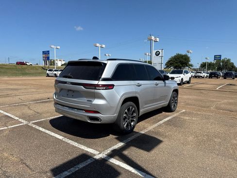 Used 2023 Jeep Grand Cherokee Overland RWD image 5