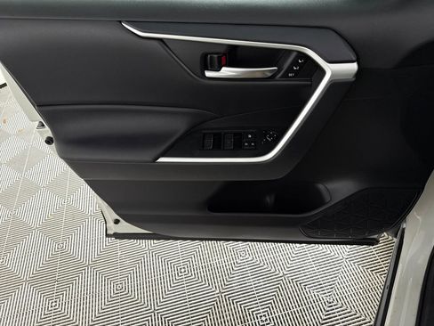 Used 2021 Toyota RAV4 XLE Premium image 9